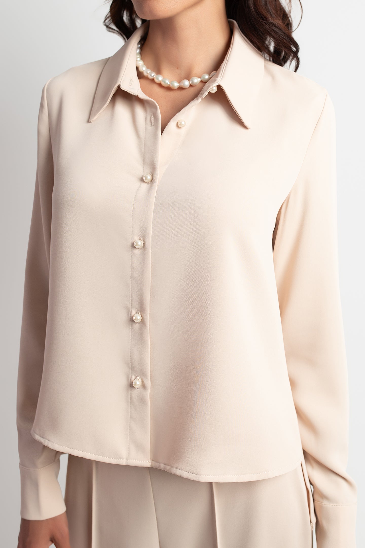 MEVSİMLİK İNCİ DÜĞMELİ UZUN KOLLU KREM GÖMLEK