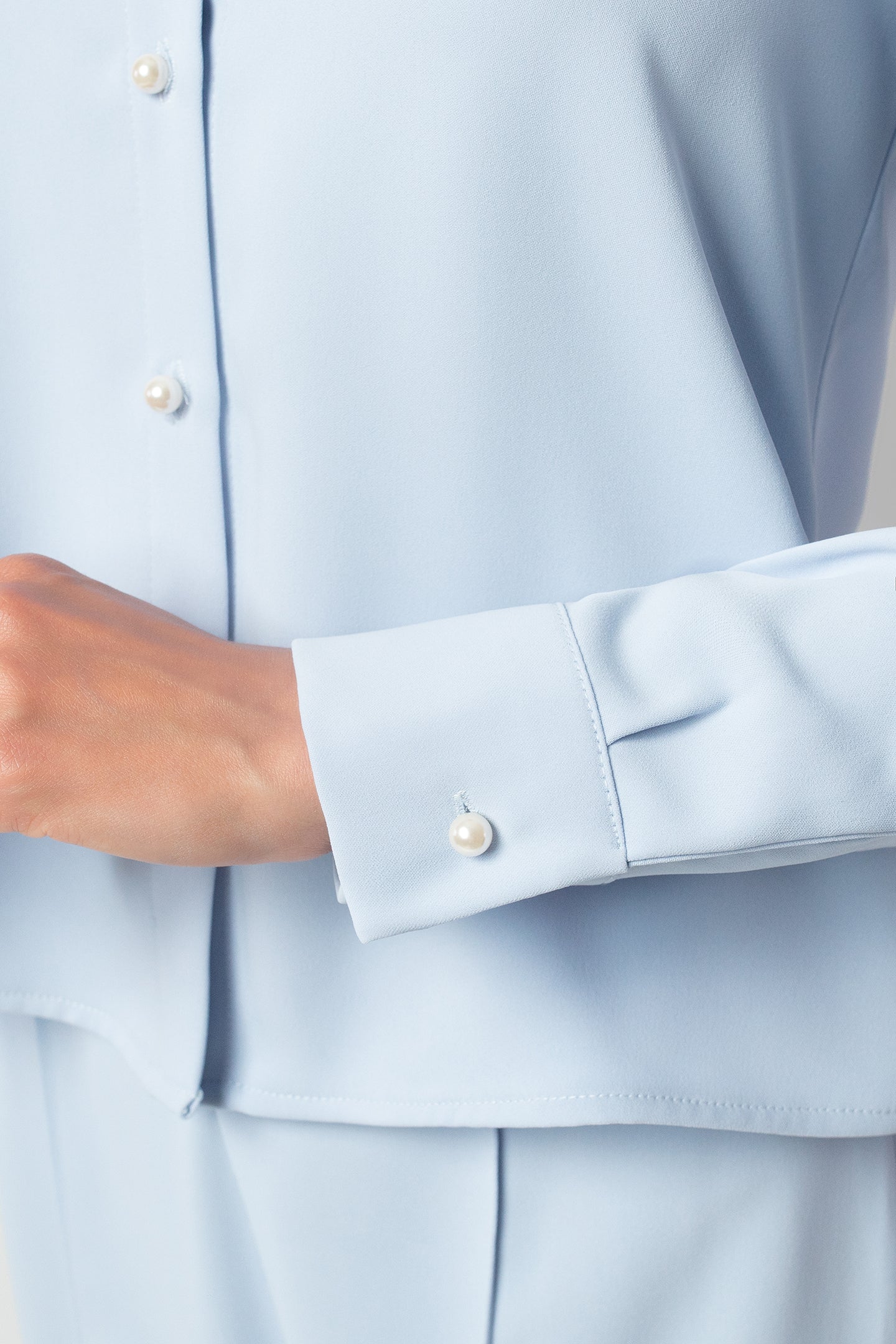 MEVSİMLİK İNCİ DÜĞMELİ UZUN KOLLU MAVİ GÖMLEK