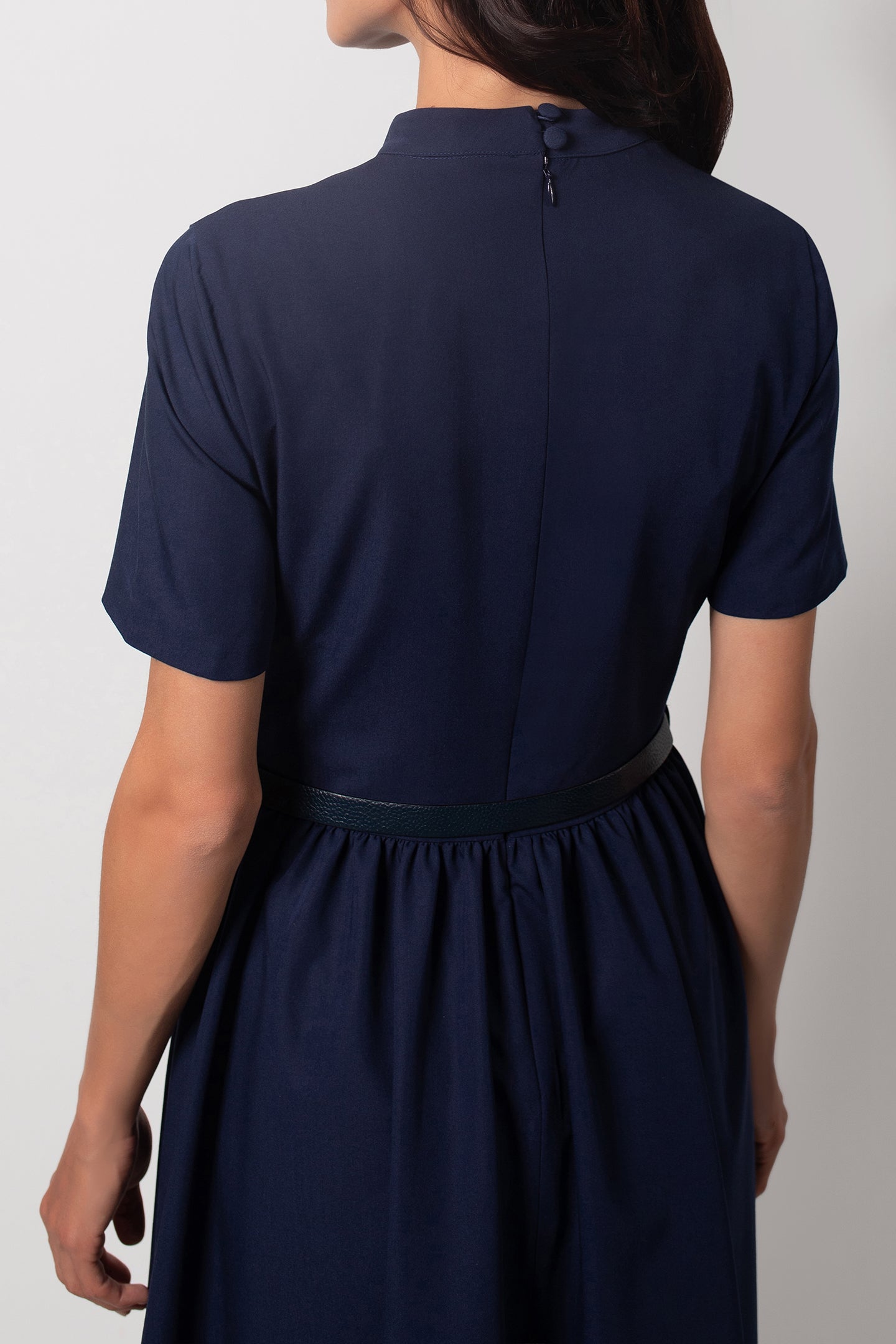 BELİ BÜZGÜLÜ MİDİ LACİVERT ELBİSE