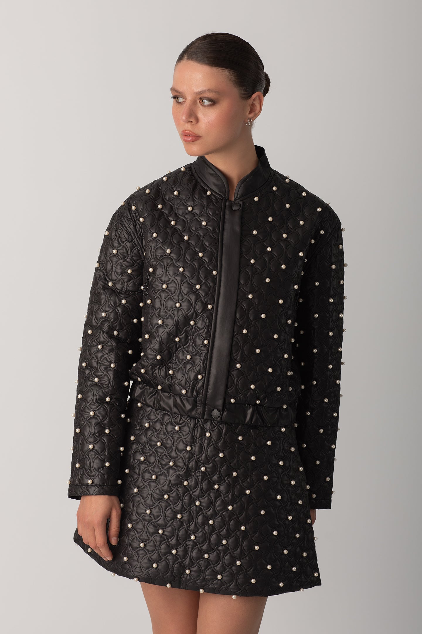 İNCİLİ KAPİTONE CEKET - SİYAH