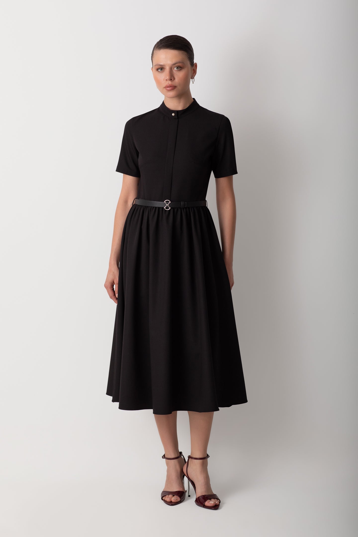 BELİ BÜZGÜLÜ MİDİ SİYAH ELBİSE