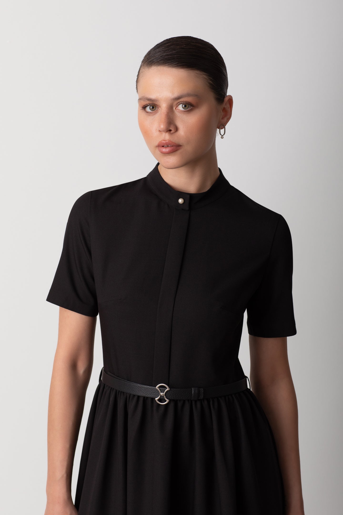 BELİ BÜZGÜLÜ MİDİ SİYAH ELBİSE