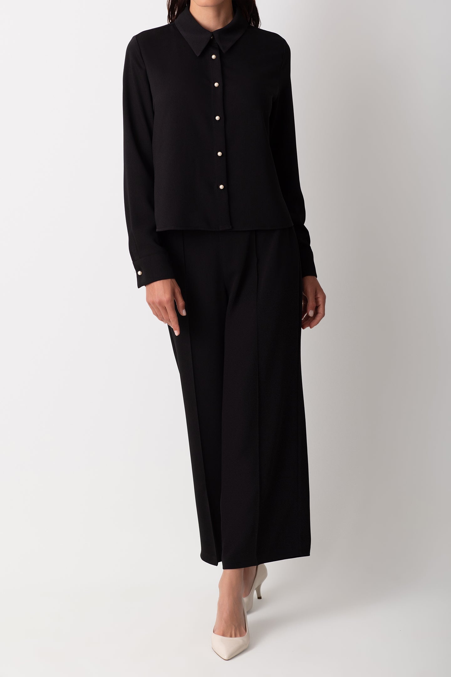 MEVSİMLİK İNCİ DÜĞMELİ UZUN KOLLU SİYAH GÖMLEK