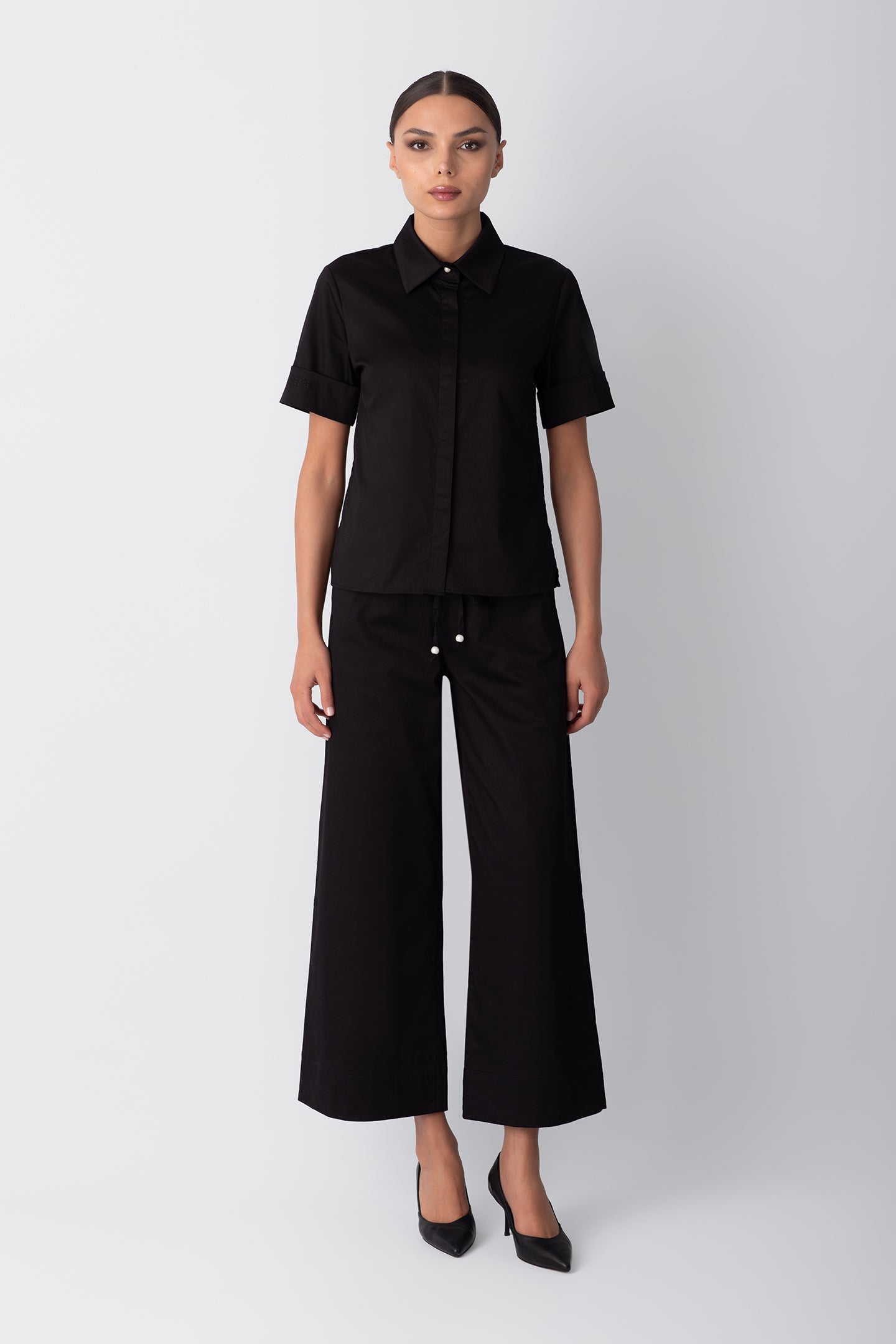 KOL VE DÜĞME DETAYLI NAKIŞLI POPLİN SİYAH GÖMLEK