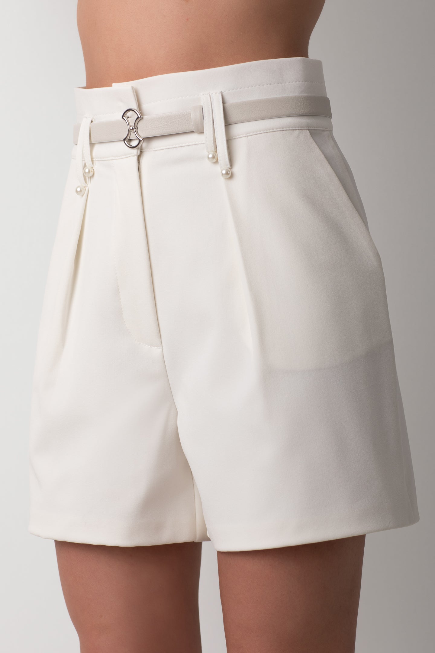 KEMERLİ BEYAZ ŞORT
