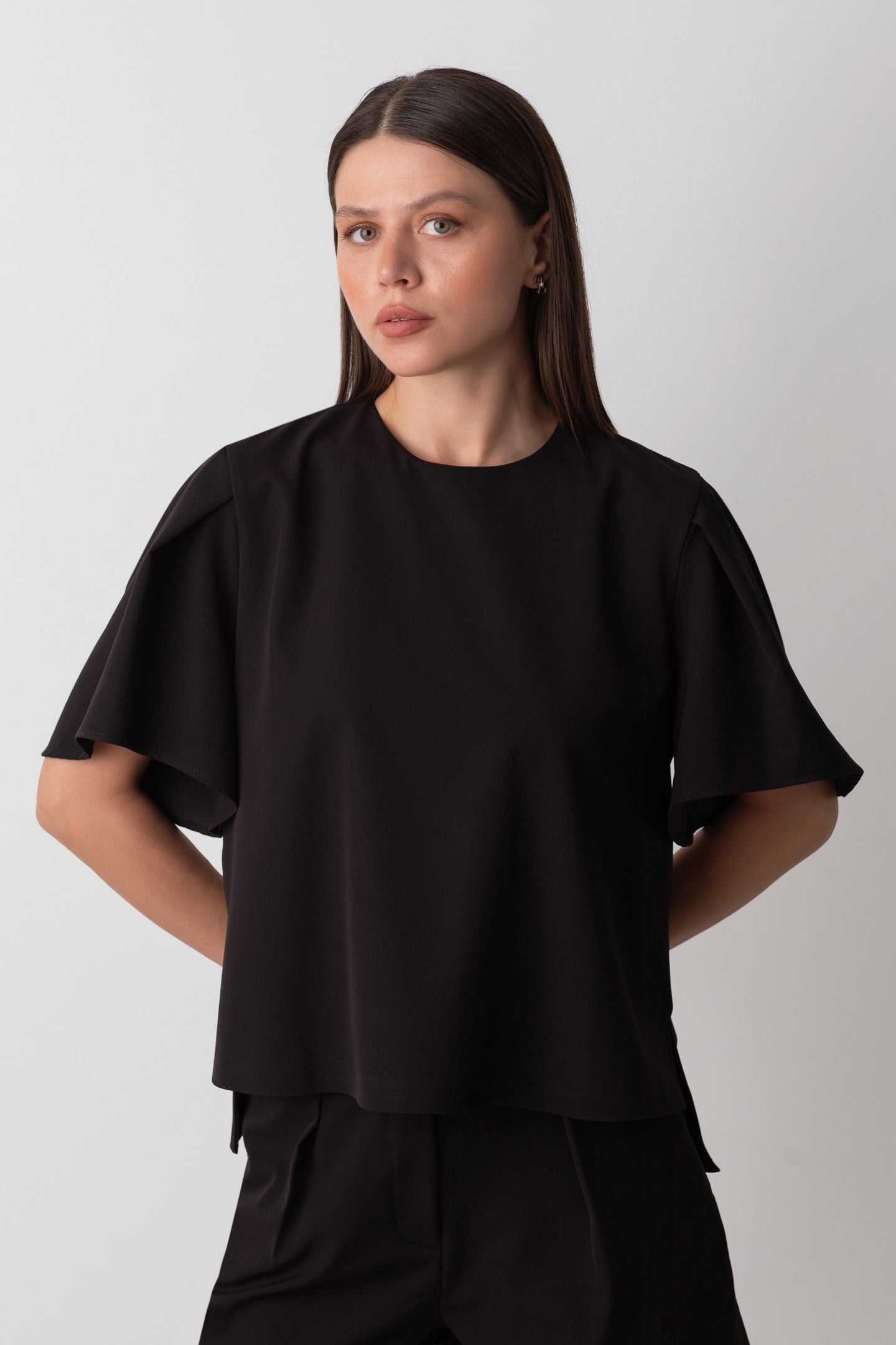 KOL DETAYLI SİYAH BLUZ