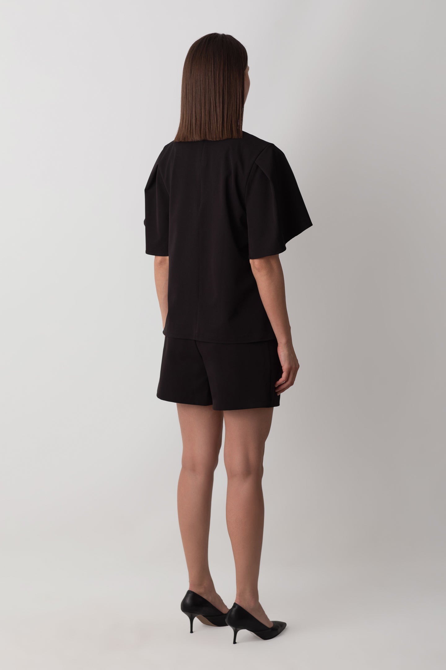 KOL DETAYLI SİYAH BLUZ