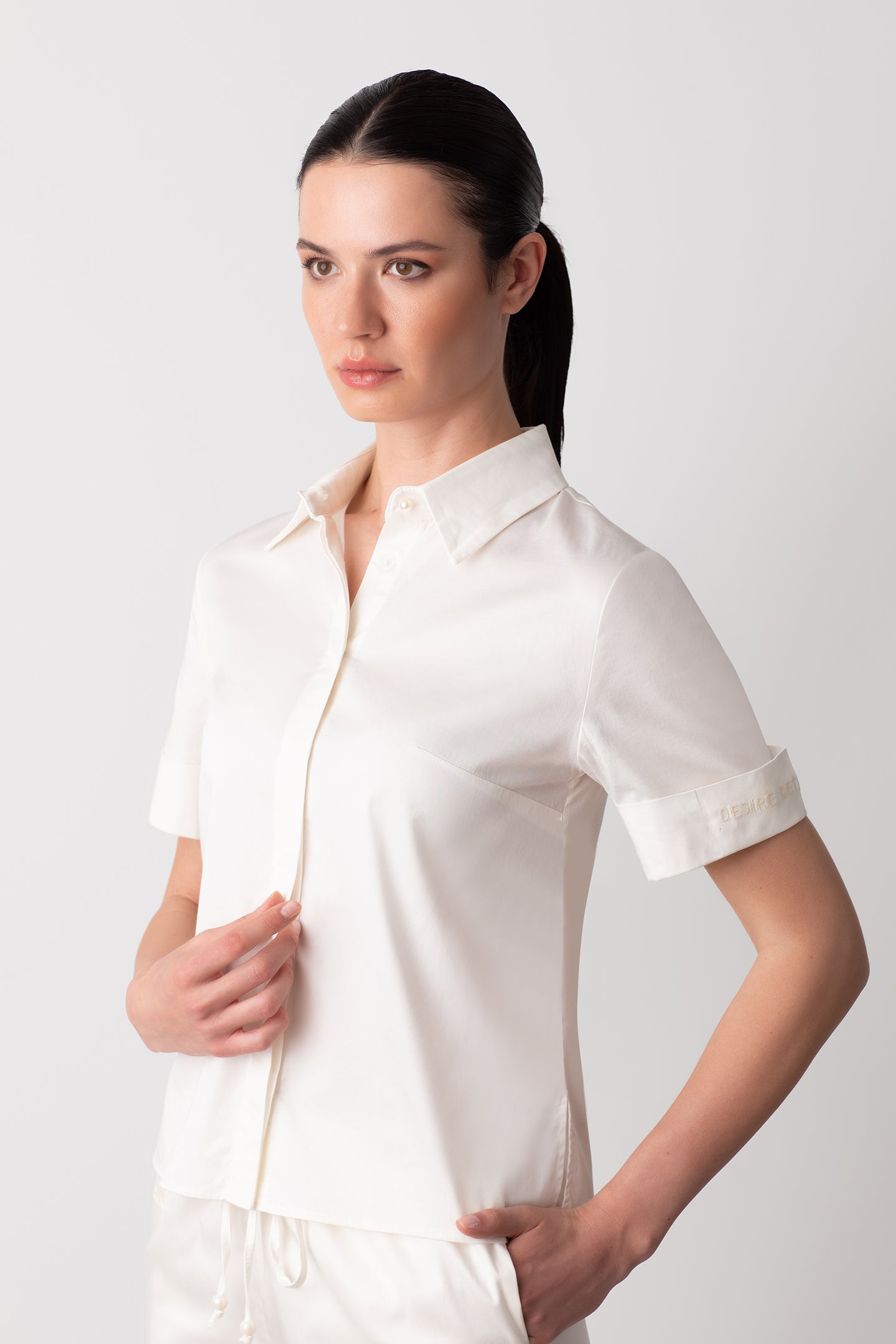 KOL VE DÜĞME DETAYLI NAKIŞLI POPLİN BEYAZ GÖMLEK