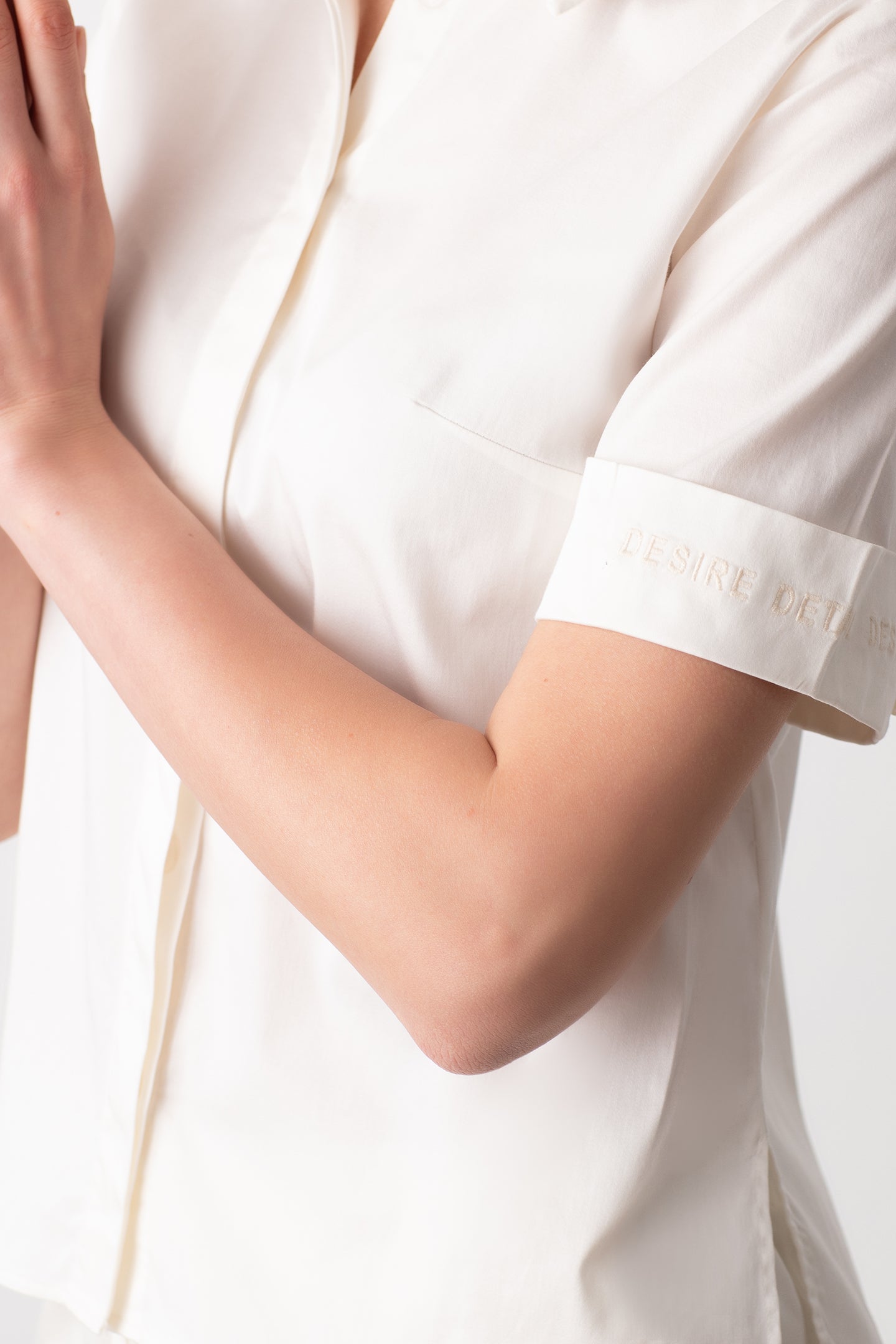 KOL VE DÜĞME DETAYLI NAKIŞLI POPLİN BEYAZ GÖMLEK